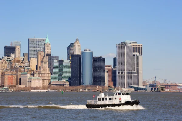 Arranha-céus e barco de Nova Iorque Manhattan — Fotografia de Stock