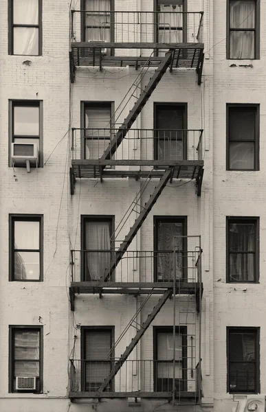 New York'taki apartman merdiven siyah ve beyaz — Stok fotoğraf