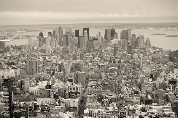 Черно-белый вид Манхэттена в центре Нью-Йорка — стоковое фото