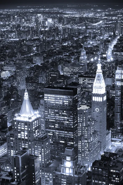 Alacakaranlıkta siyah ve wh New York'un manhattan skyline havadan görünümü — Stok fotoğraf