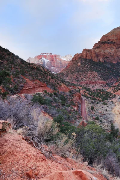 Parque Nacional de Zion com rochas vermelhas, estrada e neve — Fotografia de Stock