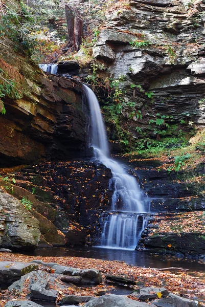 Podzimní vodopád v horských — Stock fotografie