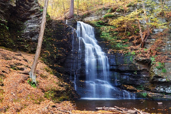 Höstens vattenfall i berg. — Stockfoto