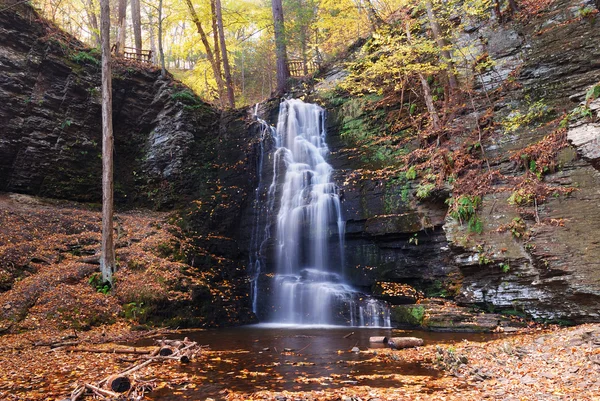 Herbst-Wasserfall im Berg. — Stockfoto