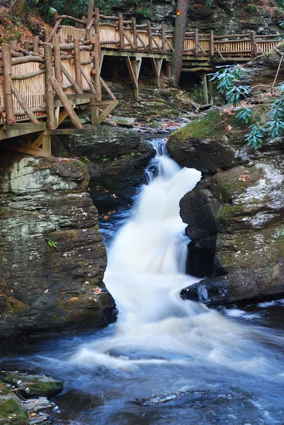 Осенний ручей с туристической тропой и скалами — стоковое фото