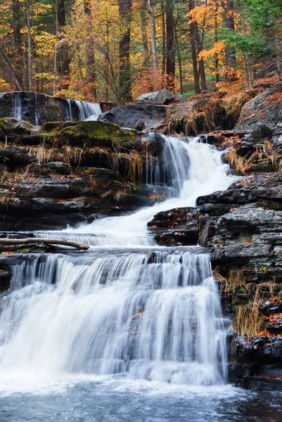 Осенний водопад в горах — стоковое фото