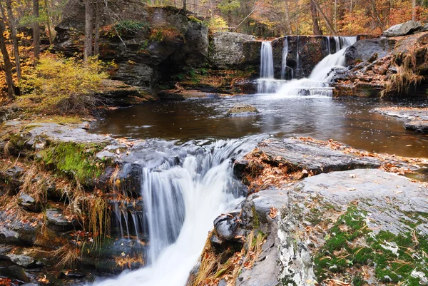 在山中的秋天瀑布 — 图库照片