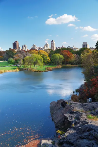 New Yorks manhattan central park sjön hösten — Stockfoto