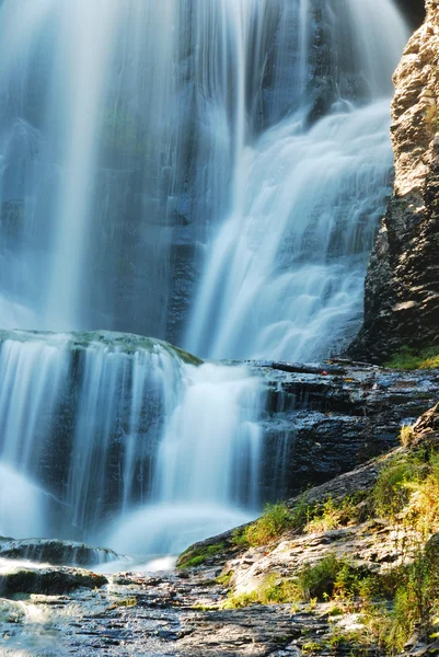 Водопад и скалы — стоковое фото