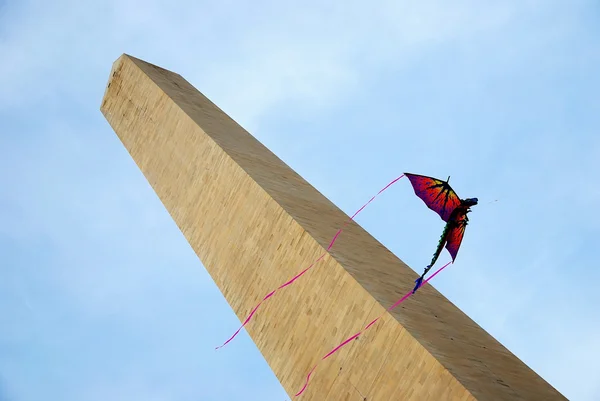 Kite and George Washington Monument. — Stock Photo, Image