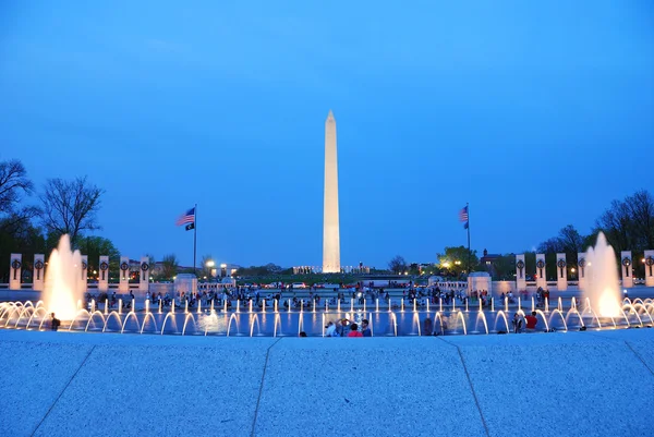 Washington monument en tweede Wereldoorlog memorial, washington dc. — Stockfoto