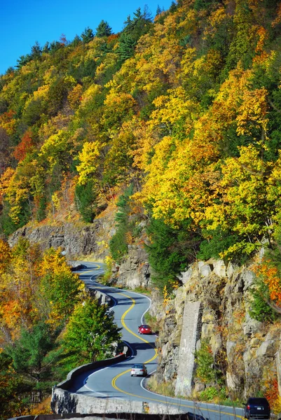 Φθινόπωρο βουνό με ελικοειδή δρόμο — Φωτογραφία Αρχείου