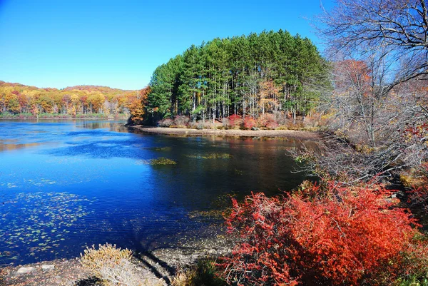 Góra jesień jezioro — Zdjęcie stockowe