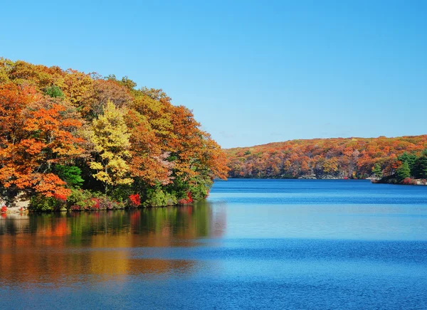 Herfst bergen met lake — Stockfoto
