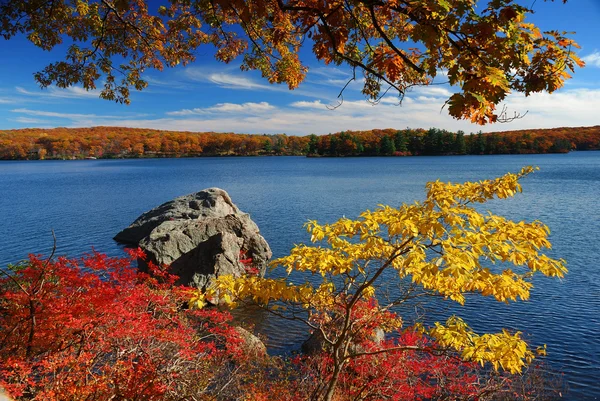 Montanha de outono com lago — Fotografia de Stock