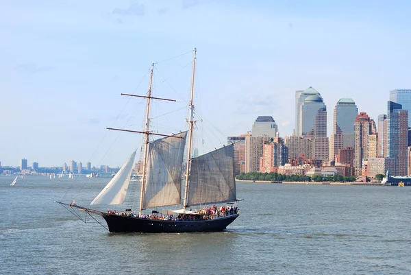 Sailing boat in New York City Manhattan — Stock Photo, Image