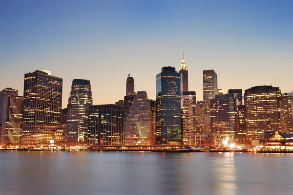 Манхэттен в Нью-Йорке в сумерках — стоковое фото