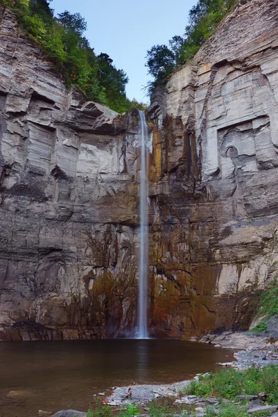 Водопад со скалой — стоковое фото