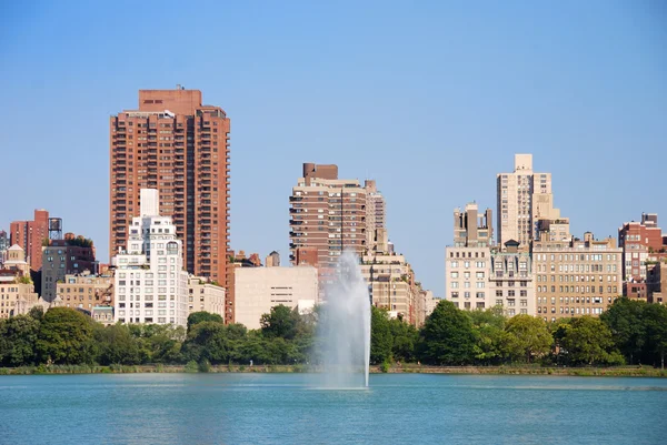New york city central park en de skyline van manhattan — Stockfoto