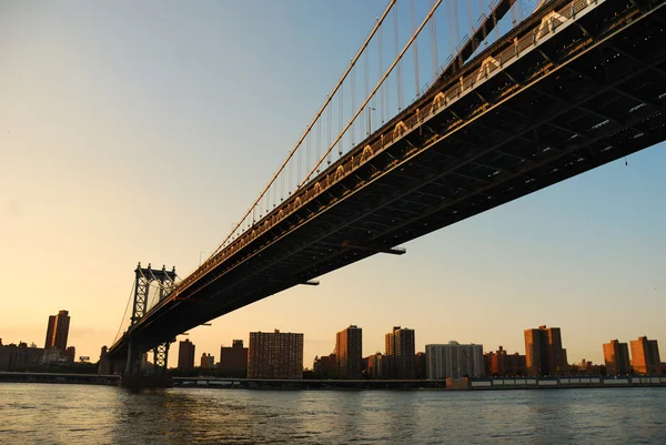 O pôr-do-sol da Ponte Manhattan de Nova Iorque — Fotografia de Stock