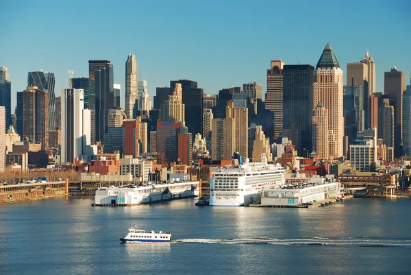 New york city skyline met boten — Stockfoto