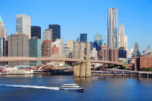 Brooklyn Köprüsü ile New york şehir manzarası — Stok fotoğraf