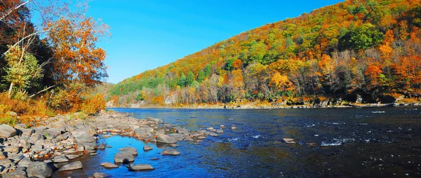 Góra jesień z rzeki panorama — Zdjęcie stockowe