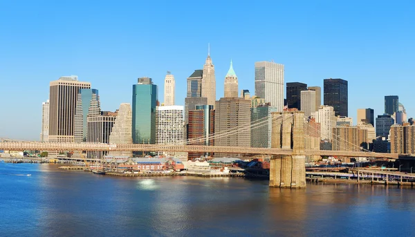 Brooklyn bridge i panorama panoramę Nowego Jorku — Zdjęcie stockowe