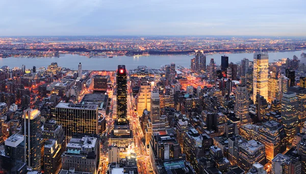 Alacakaranlıkta New York'un manhattan skyline panorama havadan görünümü — Stok fotoğraf