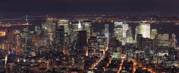 ニューヨーク市マンハッタンのスカイラインのパノラマ空撮夕暮れ時に — ストック写真