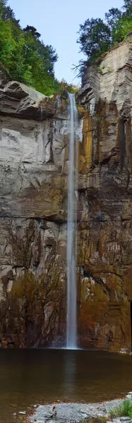 Вертикальная панорама водопада — стоковое фото