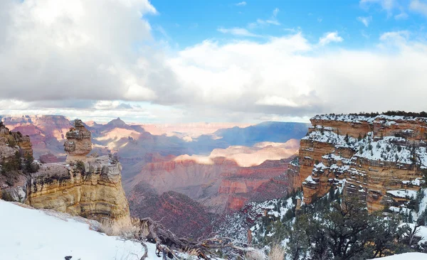 Панорама Гранд-Каньона зимой со снегом — стоковое фото