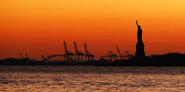 Манхеттен Нью-Йорк статуя свободи — стокове фото