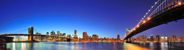 New Yorks manhattan panorama i skymningen Stockbild