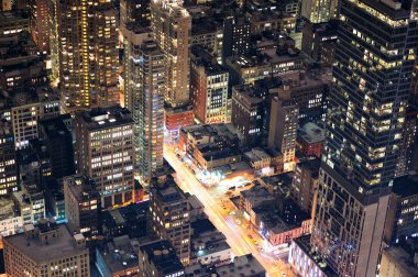New York'un manhattan gece'deki sokak havadan görünümü