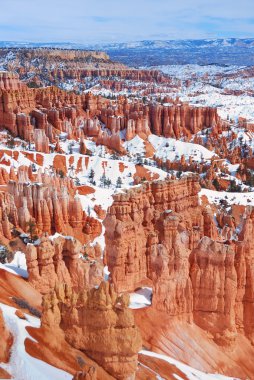 Kışın kar ile Bryce canyon.