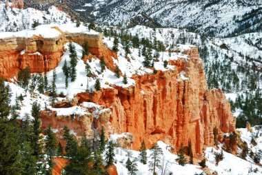 Kışın kar ile Bryce canyon.