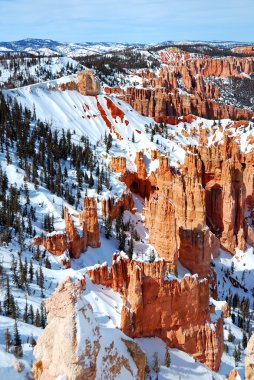 Kışın kar ile Bryce canyon.