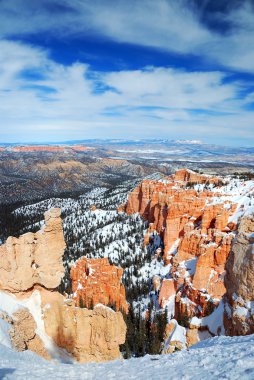 Kışın kar ile Bryce canyon.