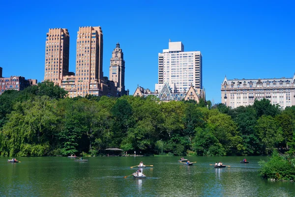 New York City Central Park con barca nel lago — Foto Stock