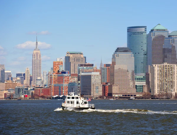 New York City Manhattan Wolkenkratzer und Boot — Stockfoto
