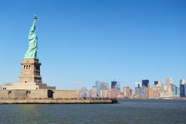 자유의 여 신상과 뉴욕 시 맨해튼 — 스톡 사진