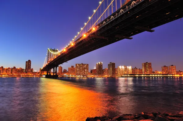 New Yorks manhattan bridge över east river — Stockfoto