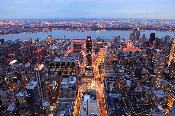 美国纽约市曼哈顿的天际线鸟瞰黄昏 — 图库照片