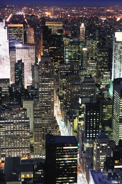 在黄昏黑和 wh 纽约市曼哈顿天际鸟瞰图 — 图库照片