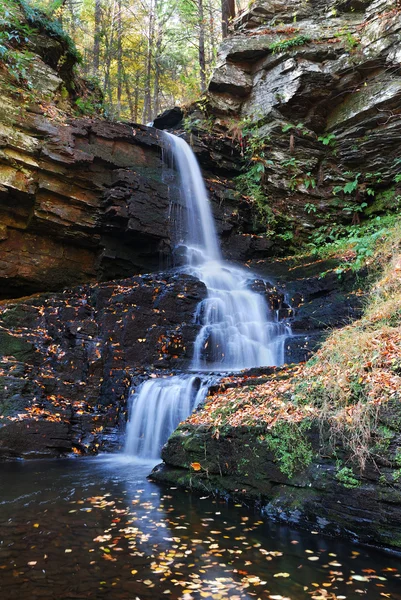 Herbst-Wasserfall im Berg — Stockfoto