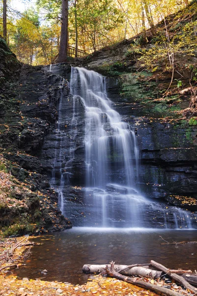 Höstens vattenfall i berg med bladverk — Stockfoto