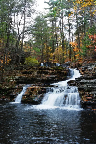 Cascada de otoño en la montaña — Foto de Stock