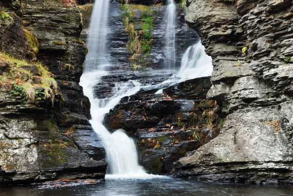 Осенний водопад в горах — стоковое фото