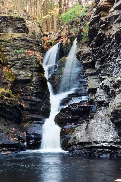 山の秋の滝 — ストック写真